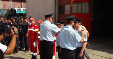 Cum au salvat doi pompieri viața unei tinere aflată încarcerată - 2