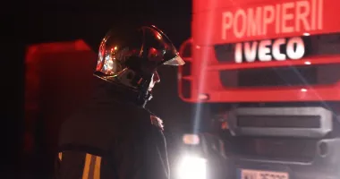 Stire din Eveniment : O țigară uitată aprinsă a provoacat un incendiu violent într-un apartament