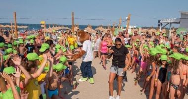 Stire din Sport : Cătălina Ponor și Cristina Neagu, mișcare pe plajă alături de sute de copii