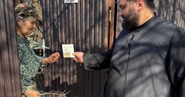Stire din Social : Preotul unei parohii a mers din poartă-n poartă pentru a-i convinge pe săteni să-şi sterilizeze câinii şi pisicile