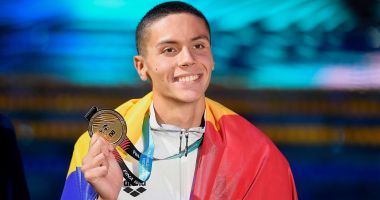 Stire din Sport : David Popovici, la întoarcerea în ţară: „Nici vorbă să mă retrag. Iubesc înotul”