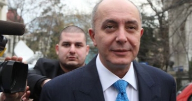 Stire din Eveniment : Puiu Popoviciu s-a predat la Londra și a fost eliberat pe o cauțiune de 200 000 de lire sterline
