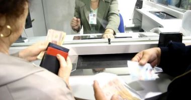 Stire din Social : O bancă din România amendată cu 35.000 de lei după ce a pus poprire pe tot salariul unui client