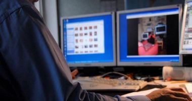 Stire din Eveniment : Secretarul unei școli, REȚINUT sub acuzația de PORNOGRAFIE INFANTILĂ. Ce au găsit procurorii în calculatorul bărbatului