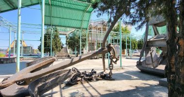 Stire din Economie : Cuibul Reginei, încă în suferință! Lacăt pe ușă, custode ieșit la pensie, schele poate la primăvară