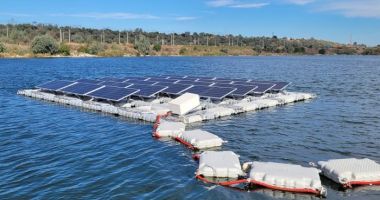 Stire din Actualitate : Sistem fotovoltaic plutitor montat în dana 99 din Portul Constanţa: "Va produce 15.000 de kW anual"