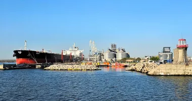 Stire din Economie : Investiții de anvergură în Portul Constanța. Energie electrică de la mal pentru nave aflate în operare la dană