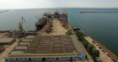 Stire din Economie : Contracte de milioane în Portul Constanța! Mlaștina din zona Midia devine drum civilizat