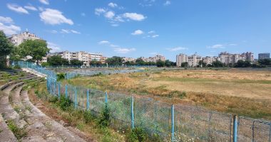 Pandemia a pus capăt jocului! Şanţuri, ruginituri şi bălării pe stadionul Portul - 4
