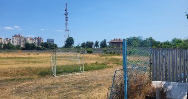 Pandemia a pus capăt jocului! Şanţuri, ruginituri şi bălării pe stadionul Portul - 5