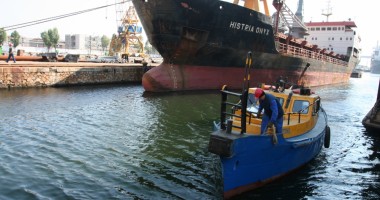 Stire din Economie : Porturile Constanța, Midia și Mangalia: 43 de nave sub operațiuni de încărcare - descărcare