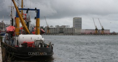 Stire din Economie : Navigația este suspendată în porturile Constanța și Midia