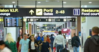 Stire din Eveniment : ALERTĂ PE aeroportul Henri Coandă! "BOMBĂ LA BORD"! Pasagerii, debarcaţi şi verificaţi!