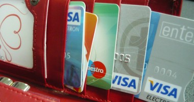 Stire din Economie : Cât te costă, pe an, cardul din portofel