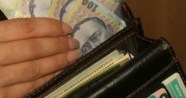 Stire din Eveniment : Portofel pierdut la intrarea în mall. Unde se aflau PIN-urile cardurilor