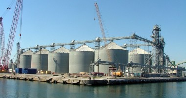 Stire din Economie : Agricultura, siderurgia și petrolul au tras înapoi portul Constanța