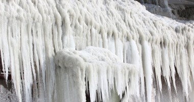 FOTOGRAFII SPECTACULOASE/ Gerul a transformat ambarcațiunile din portul Tomis în statui de gheață - 9