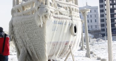 FOTOGRAFII SPECTACULOASE/ Gerul a transformat ambarcațiunile din portul Tomis în statui de gheață - 12