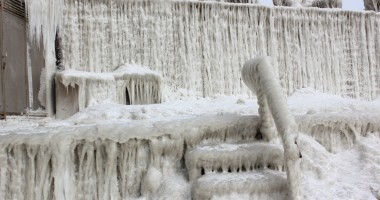 FOTOGRAFII SPECTACULOASE/ Gerul a transformat ambarcațiunile din portul Tomis în statui de gheață - 22