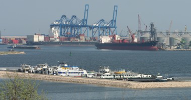 Stire din Economie : Porturile Constanța și Midia: 30 nave sub operațiuni de încărcare - descărcare