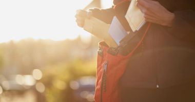 Stire din Social : Un poștaș a spus că i-a fost lene să ducă pensiile la oameni, așa că a păstrat banii în geantă