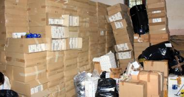Stire din Eveniment : Postere contrafăcute, confiscate de polițiști