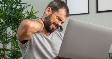 Stire din Sănătate : Stai strâmb, suferi! Efectele devastatoare ale posturii incorecte