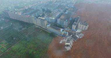Stire din Actualitate : Alunecare masivă de teren. Cel puțin 91 de dispăruți