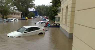 Potop în Tulcea după o ploaie de cod portocaliu. Mașini, curți și străzi, distruse de ape - 2