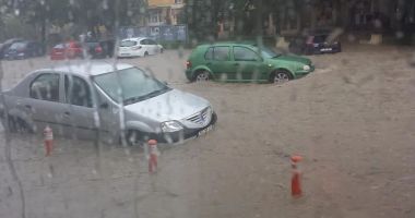 Potop în Tulcea după o ploaie de cod portocaliu. Mașini, curți și străzi, distruse de ape