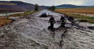 Stire din Eveniment : Potop în județul Tulcea. Viitura a surprins 12 autoturisme şi un microbuz