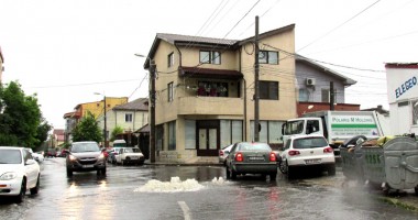 Galerie FOTO. COD ROȘU la Constanța. Copaci căzuți, străzi inundate, plaje și drumuri distruse - 4