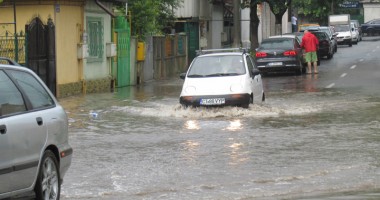 Galerie FOTO. Potop la Constanța! Zeci de străzi inundate și mașini avariate - 3