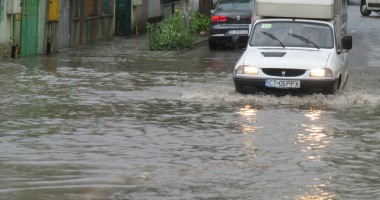 Galerie FOTO. Potop la Constanța! Zeci de străzi inundate și mașini avariate - 4