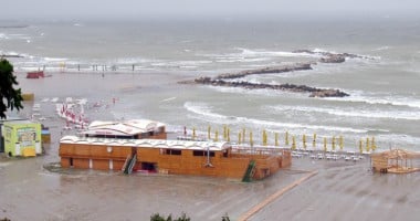 Galerie FOTO. COD ROȘU la Constanța. Copaci căzuți, străzi inundate, plaje și drumuri distruse - 3