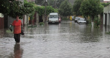 Galerie FOTO. Potop la Constanța! Zeci de străzi inundate și mașini avariate - 6