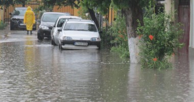 Galerie FOTO. Potop la Constanța! Zeci de străzi inundate și mașini avariate - 7
