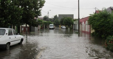 Galerie FOTO. Potop la Constanța! Zeci de străzi inundate și mașini avariate - 8