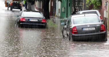 Stire din Constanța focus : Galerie FOTO. Potop la Constanța! Zeci de străzi inundate și mașini avariate