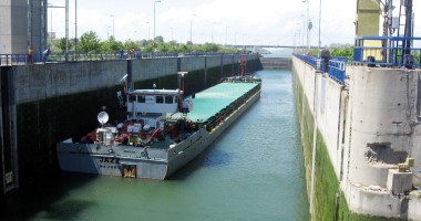 Stire din Economie : Potop de cereale pe Canalul Dunăre - Marea Neagră