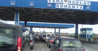 Potop de români la granițele țării