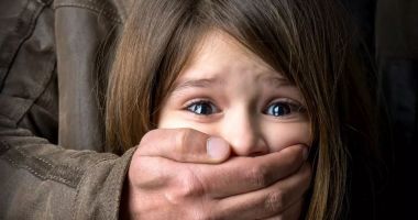 Stire din Actualitate : Povestea cutremurătoare a unei eleve de 10 ani: „O mașină a oprit și trei adolescenți mi-au cerut să intru”