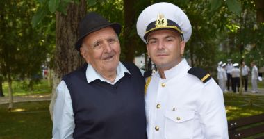 Stire din Eveniment : Pasiunea pentru marină, transmisă de la bunic la nepot: „Cascheta asta e la fel de grea cum mi-o amintesc!”