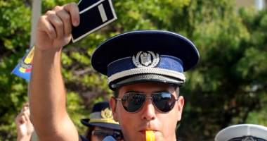 Polițiștii nu mai cred în poveștile cu zâne: "S-a legalizat sclavia, vom face muncă forțată pentru 4 lei pe oră" - 2
