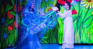 Stire din Cultură-Educație : Poveștile copilăriei, întruchipate de actorii Teatrului "Căluțul de mare"