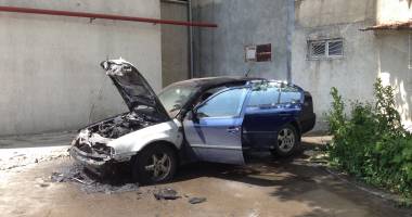 MAȘINĂ DISTRUSĂ de flăcări în zona Abator /  GALERIE FOTO - 2