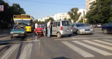 Galerie foto. Accident rutier în Constanța! Patru mașini implicate, două victime - 4