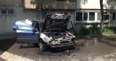 MAȘINĂ DISTRUSĂ de flăcări în zona Abator /  GALERIE FOTO