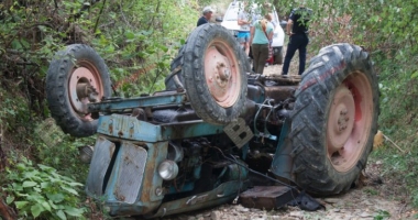 VIDEO / TRAGEDIE! Un bărbat a fost strivit de propriul tractor