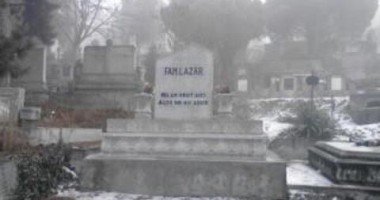 Stire din Fun : Mesaj AMUZANT de pe o PIATRĂ DE MORMÂNT din România